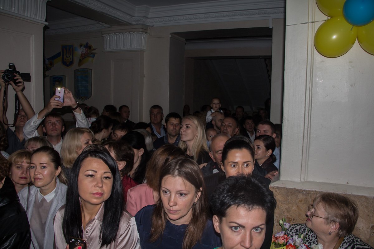 В Лицее №100 школьную линейку провели толпой в душном холле 5