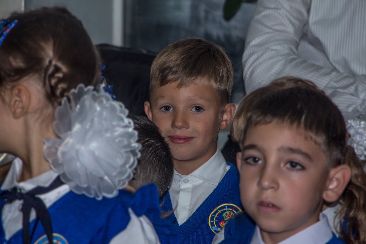 В Лицее №100 школьную линейку провели толпой в душном холле 6