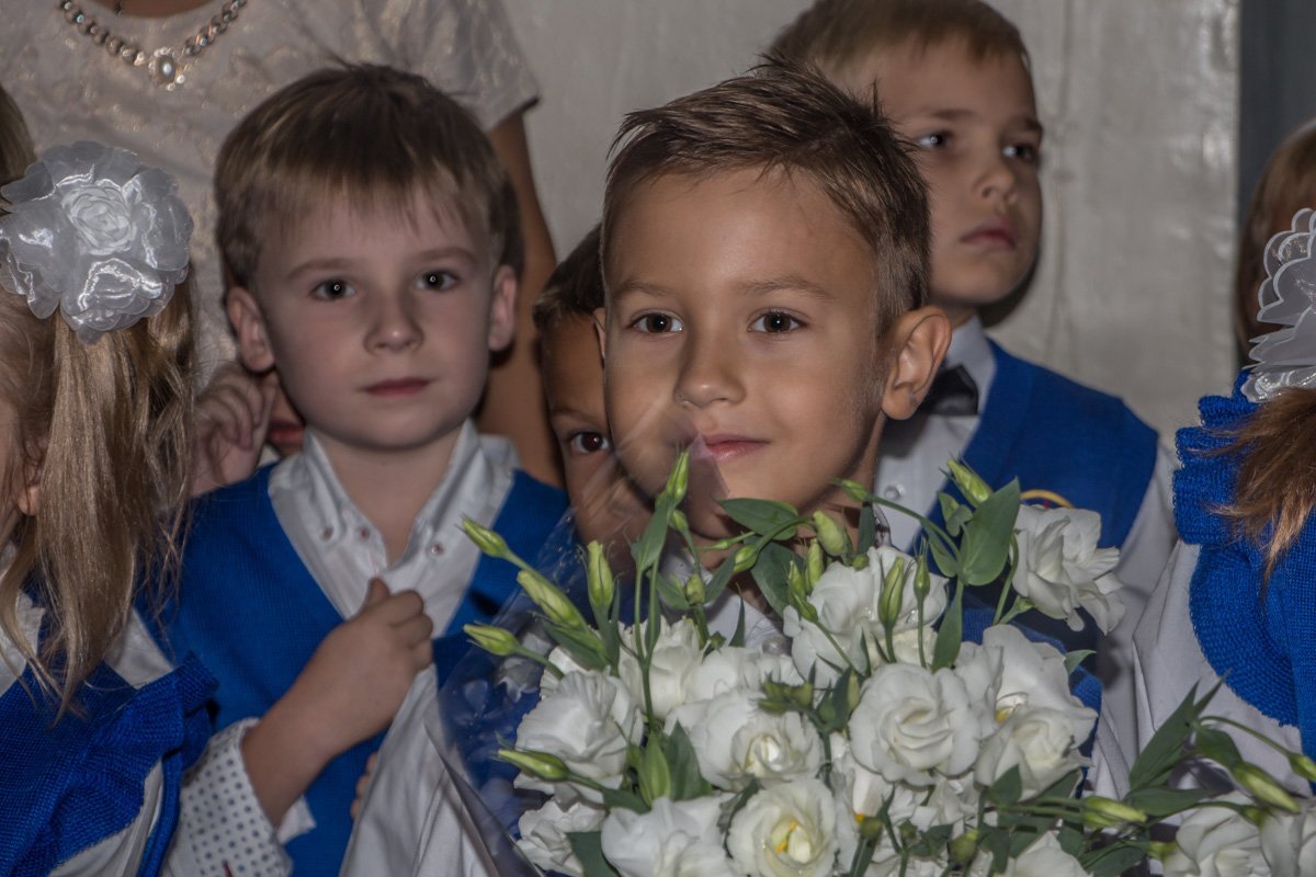 В Лицее №100 школьную линейку провели толпой в душном холле 7