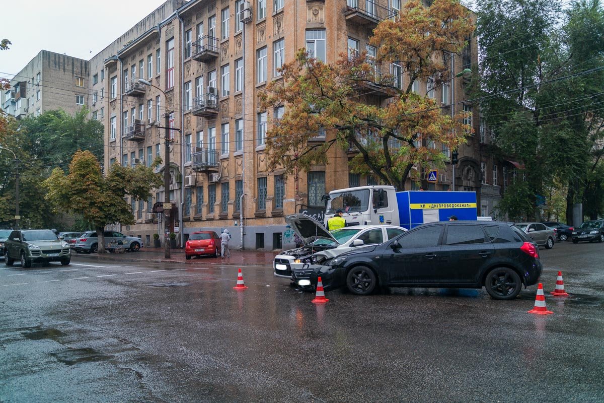 В центре Днепра не поделили дорогу Mitsubishi и Kia 1