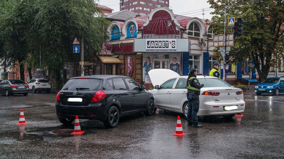 В центре Днепра не поделили дорогу Mitsubishi и Kia 2