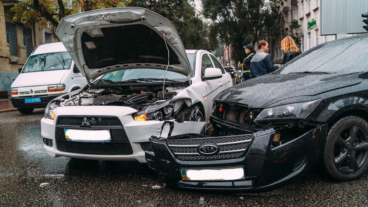 В центре Днепра не поделили дорогу Mitsubishi и Kia 3