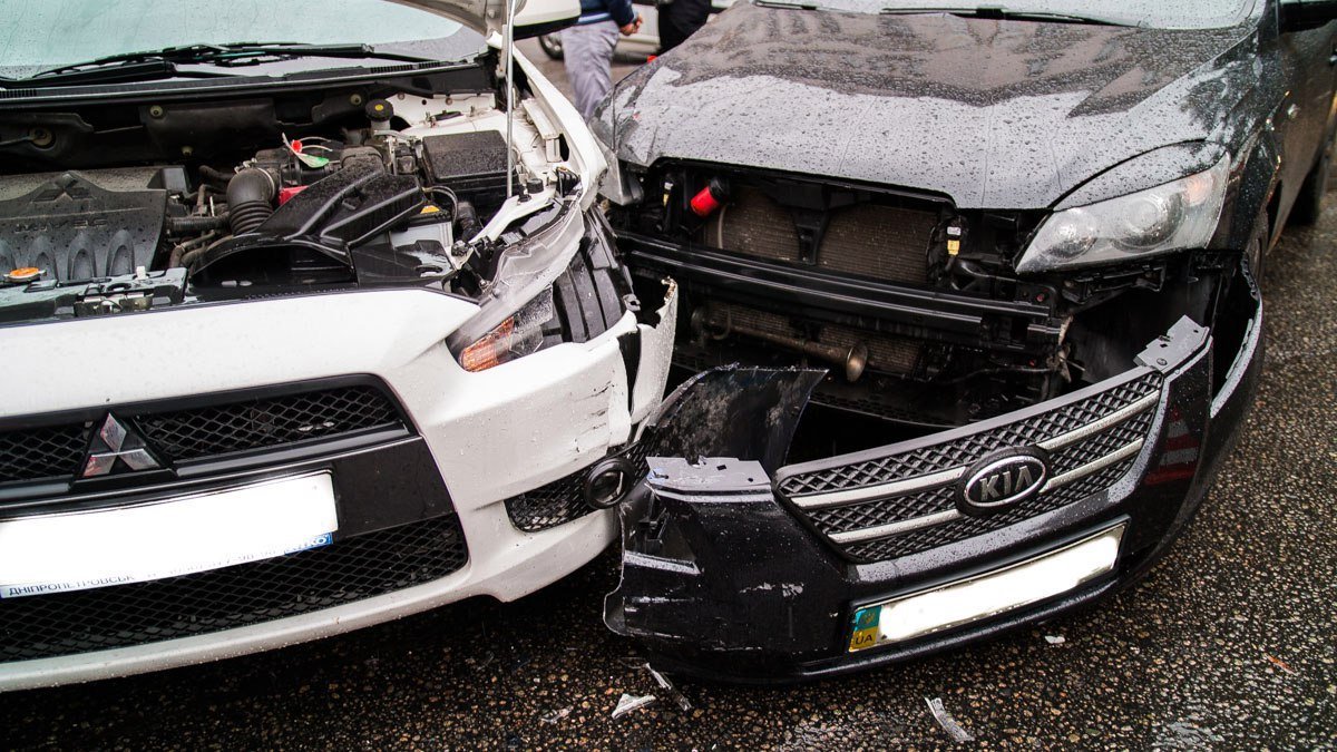 В центре Днепра не поделили дорогу Mitsubishi и Kia 4