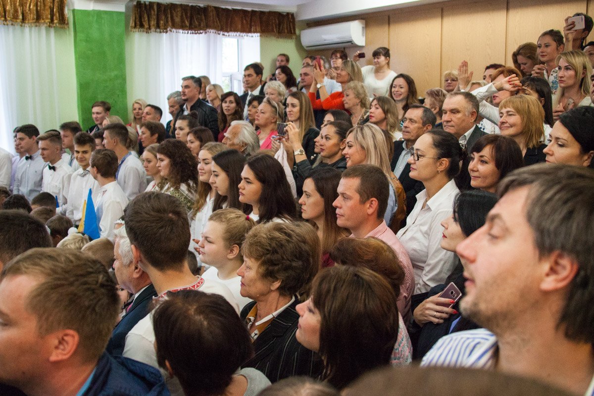 Песни, танцы и зевающие первоклашки: как отметили 1 сентября в школе №23 1