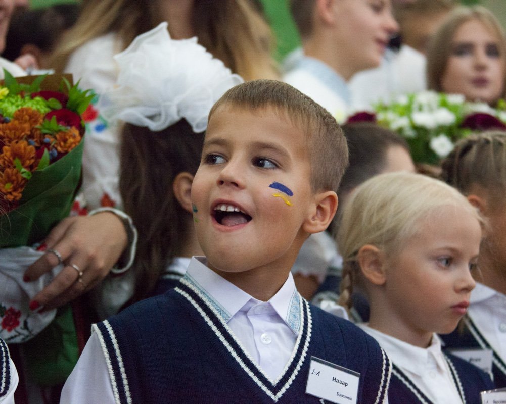 Песни, танцы и зевающие первоклашки: как отметили 1 сентября в школе №23 5