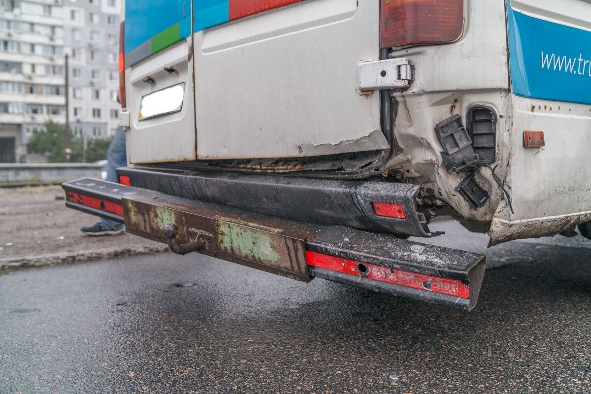 ДТП на Донецком шоссе: Таврия врезалась сразу в два автомобиля 1