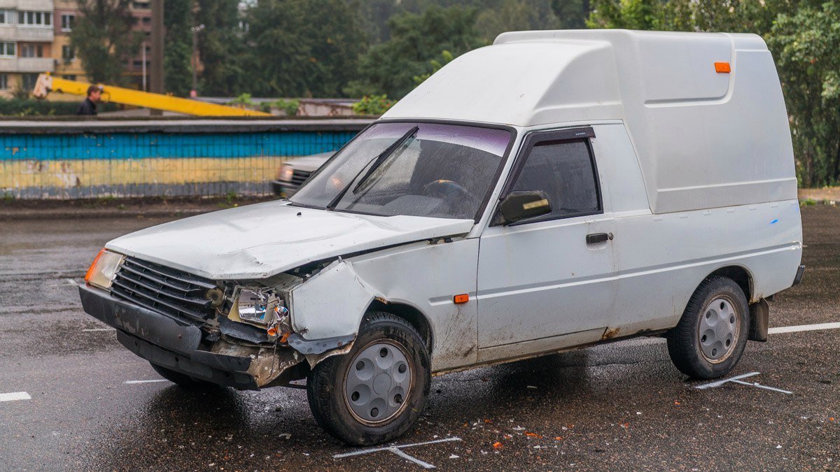 ДТП на Донецком шоссе: Таврия врезалась сразу в два автомобиля 2