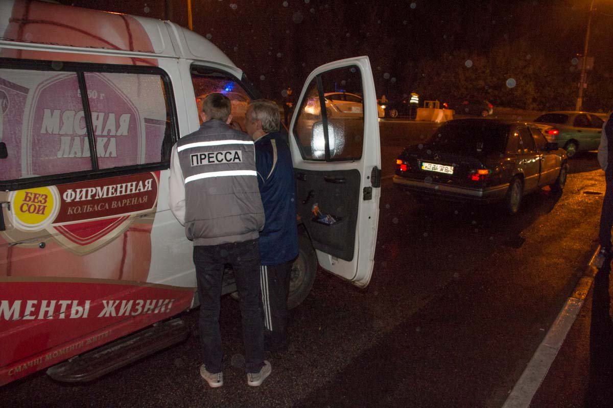 На спуске с Нового моста Газель с мясом въехала в Mercedes 2