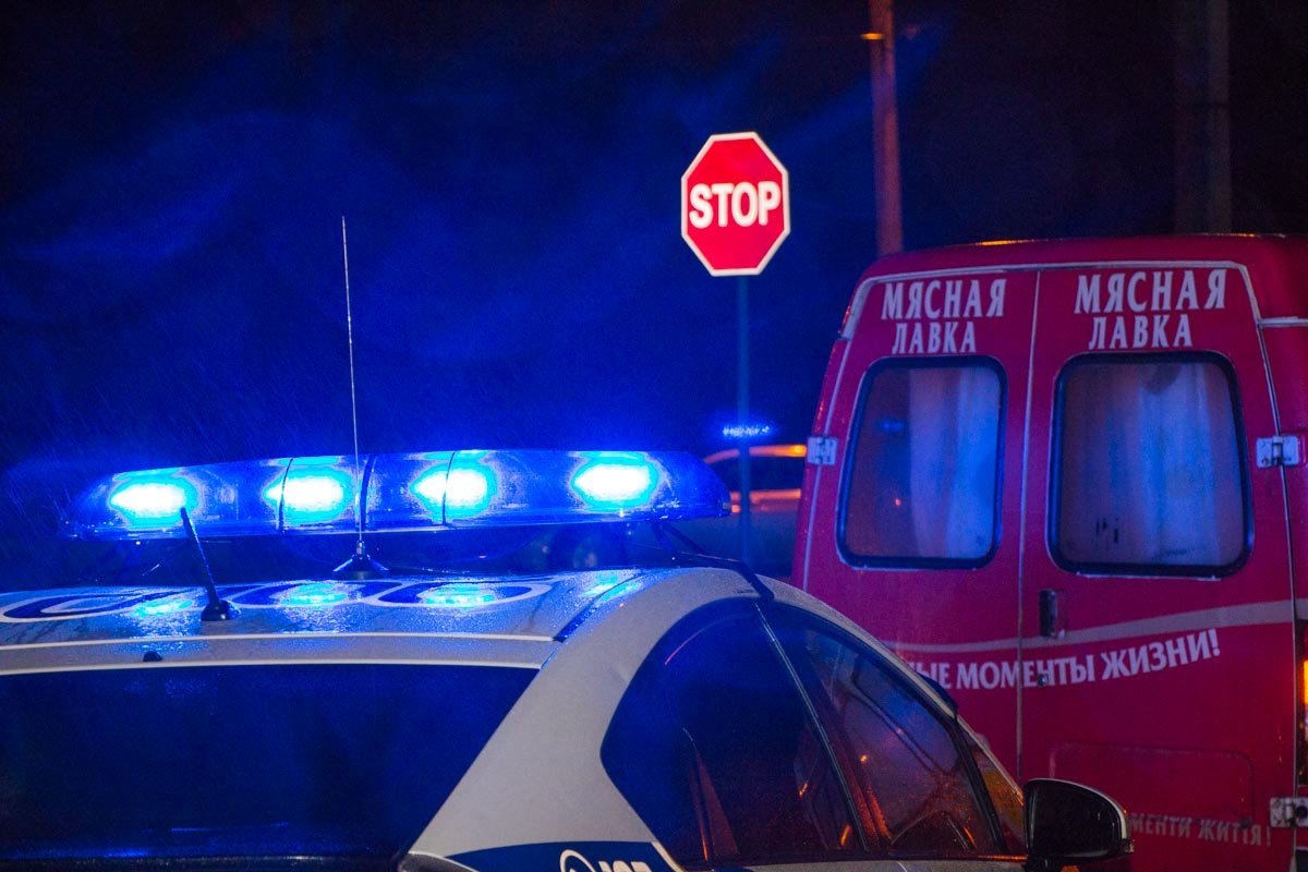 На спуске с Нового моста Газель с мясом въехала в Mercedes 3