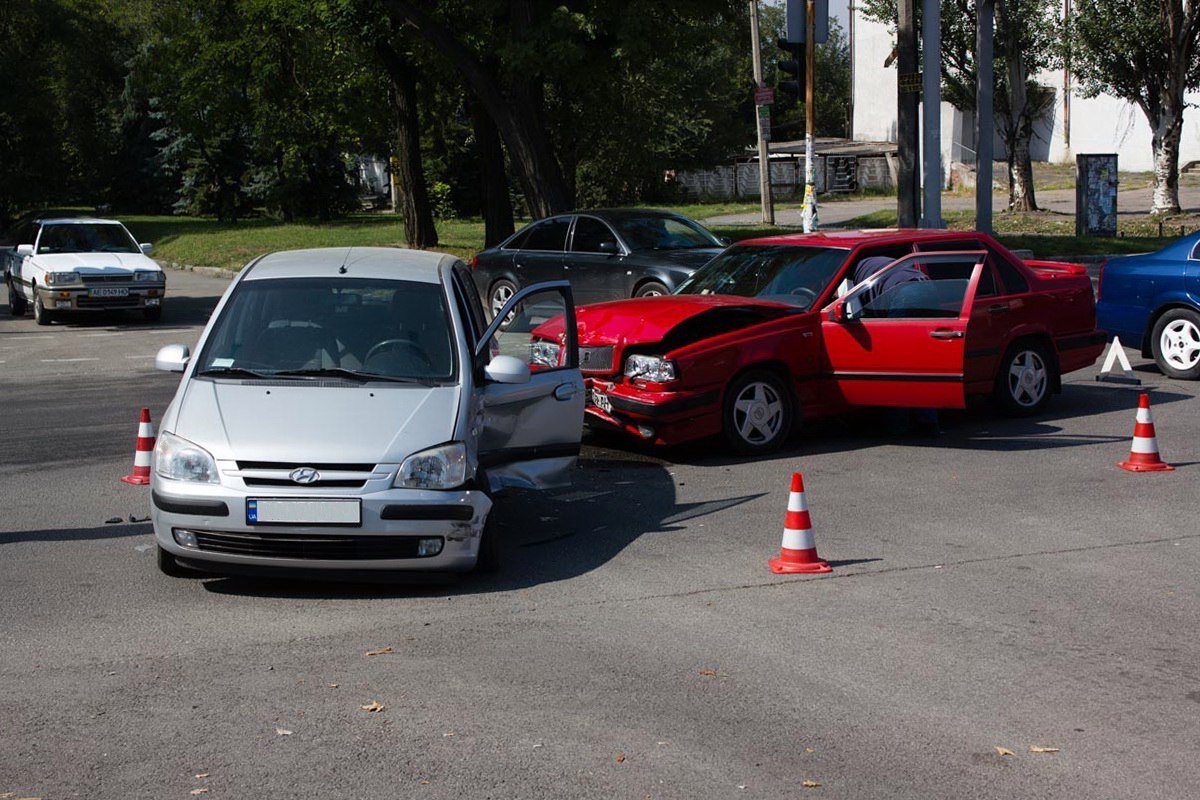 На проспекте Поля столкнулись Hyundai и Volvo: есть пострадавший 2