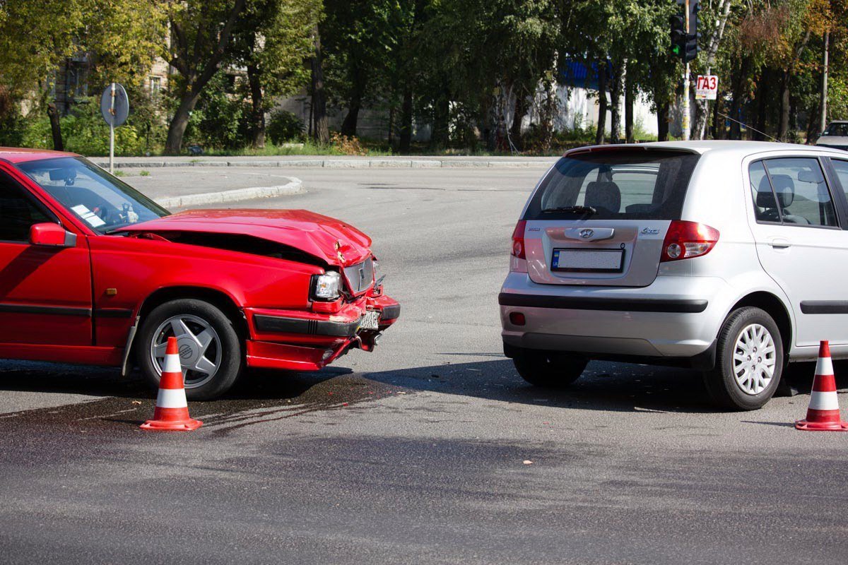 На проспекте Поля столкнулись Hyundai и Volvo: есть пострадавший 3