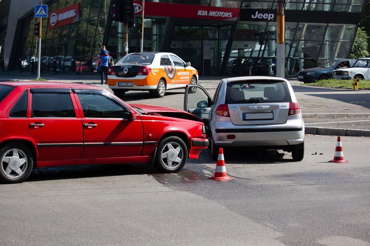 На проспекте Поля столкнулись Hyundai и Volvo: есть пострадавший 4