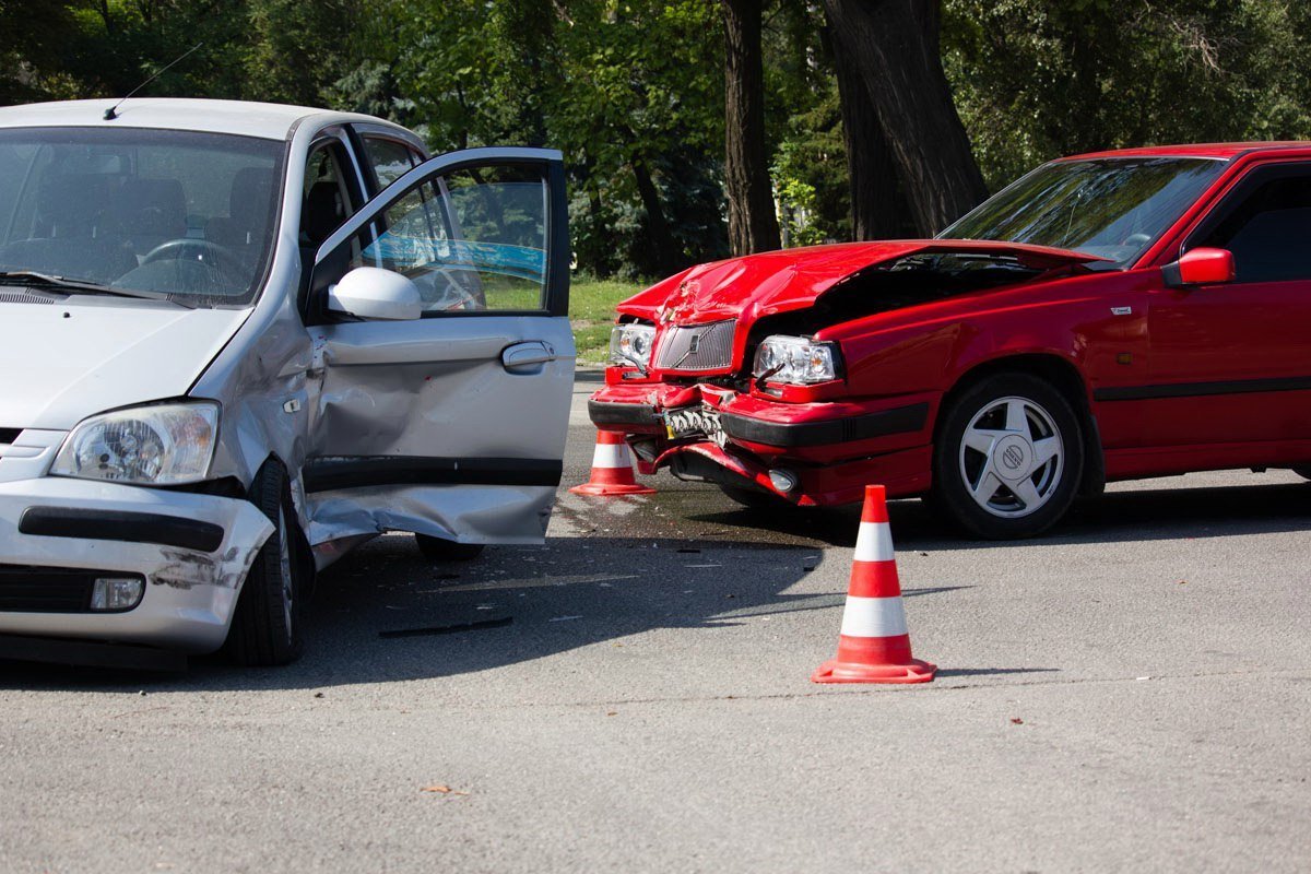 На проспекте Поля столкнулись Hyundai и Volvo: есть пострадавший 6