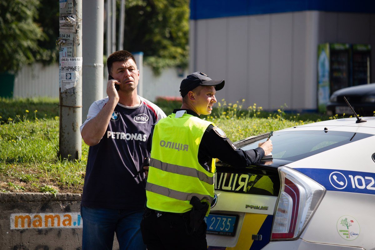 На проспекте Поля столкнулись Hyundai и Volvo: есть пострадавший 7