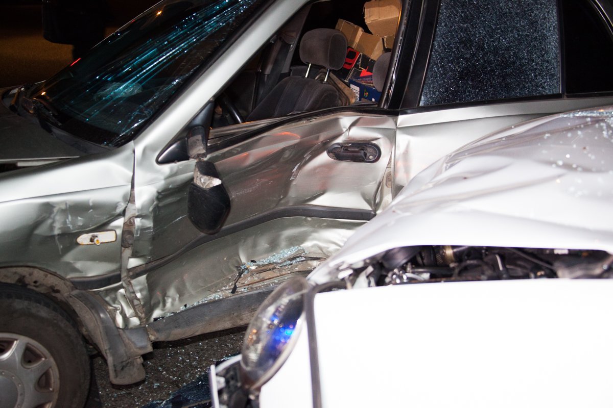 На Богдана Хмельницкого столкнулись Nissan и Renault: пострадали два человека 2