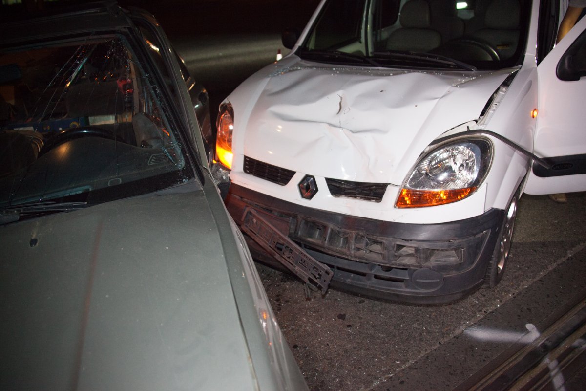 На Богдана Хмельницкого столкнулись Nissan и Renault: пострадали два человека 5