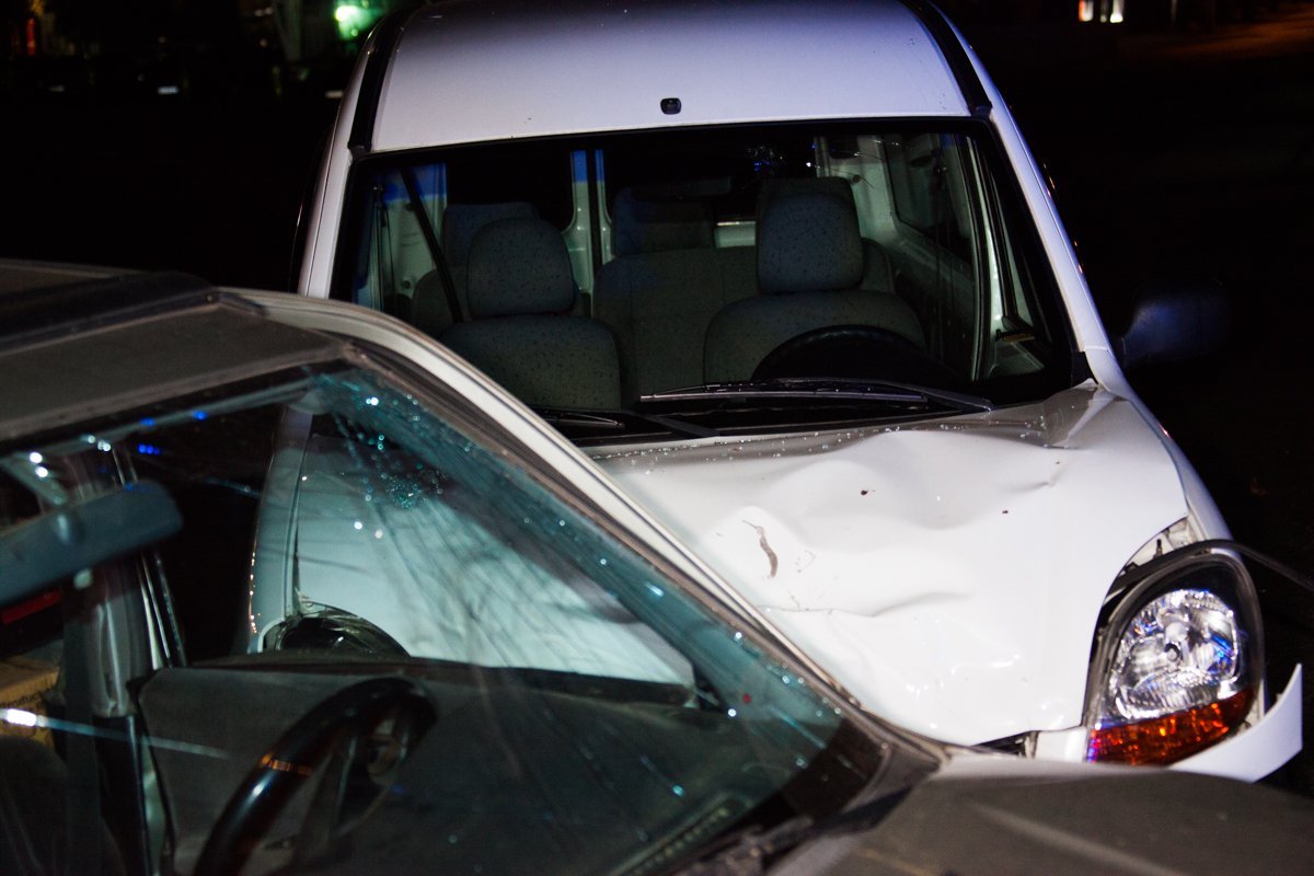 На Богдана Хмельницкого столкнулись Nissan и Renault: пострадали два человека 7