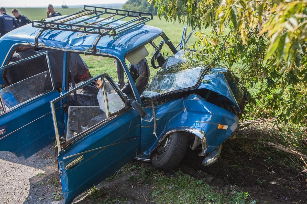 ДТП на Криворожском шоссе: пострадавших вырезали из автомобиля 1