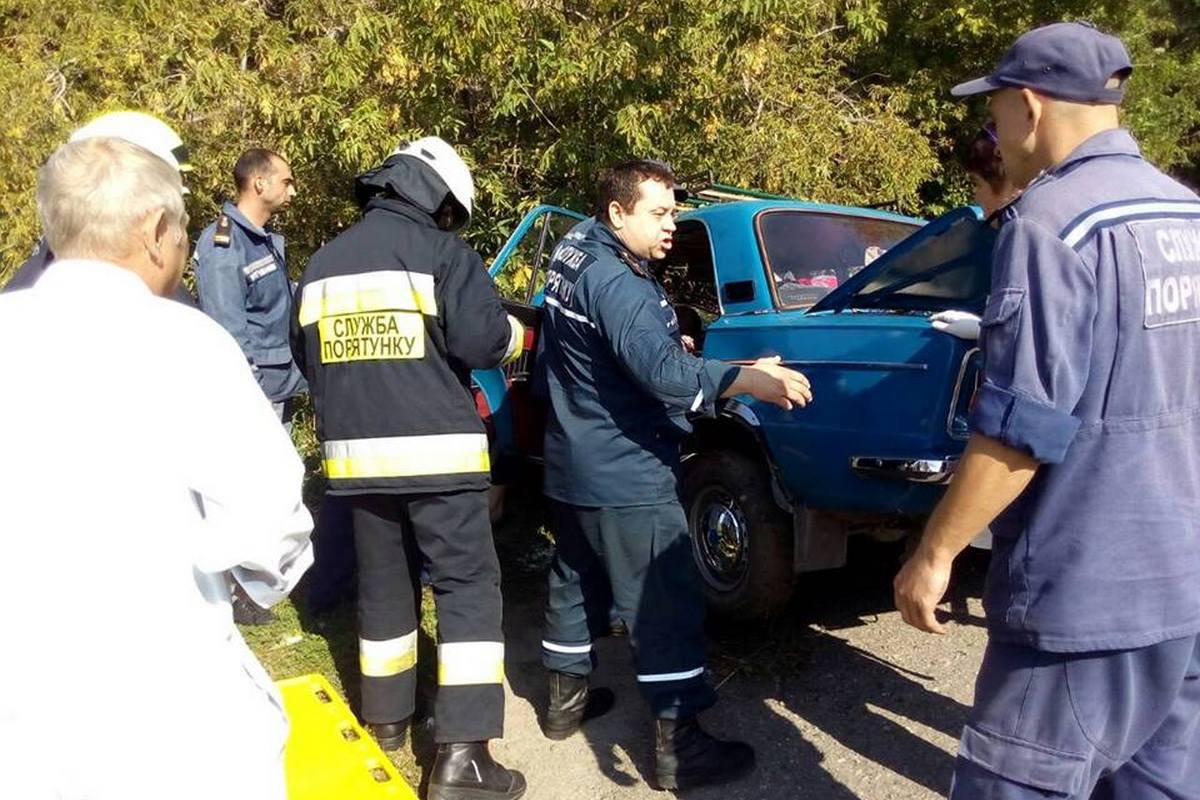 ДТП на Криворожском шоссе: пострадавших вырезали из автомобиля 3