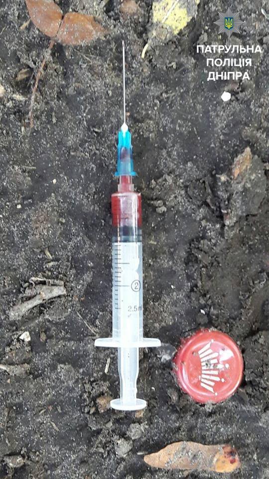 В парке Глобы мужчина пытался вколоть себе наркотик 2