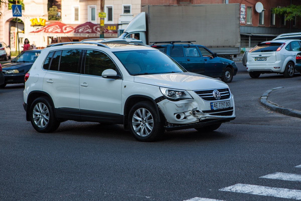 На проспекте Поля Kia вылетел на аллею и сбил женщину 1