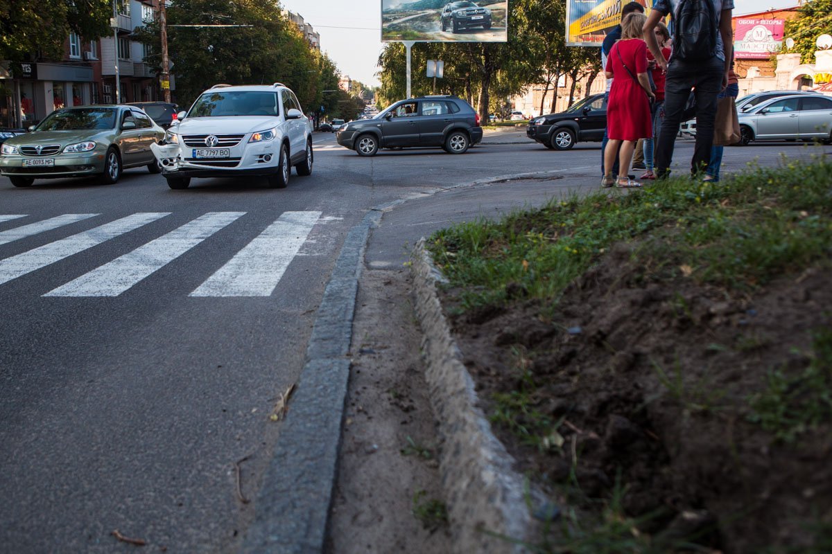 На проспекте Поля Kia вылетел на аллею и сбил женщину 2