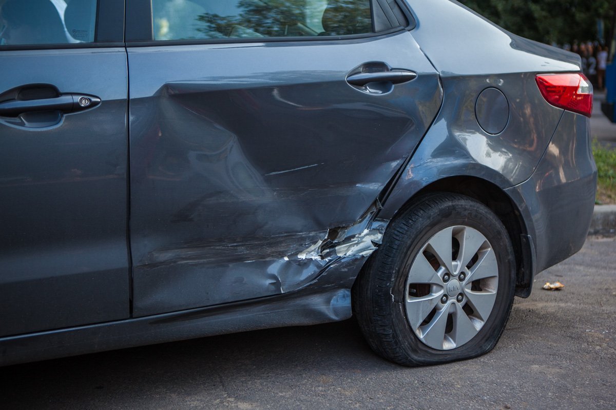 На проспекте Поля Kia вылетел на аллею и сбил женщину 3