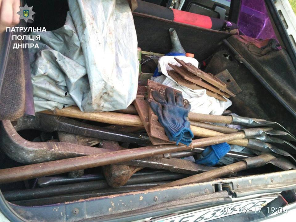 На Криворожской пятеро мужчин пытались разобрать на металлолом трамвайные пути 3