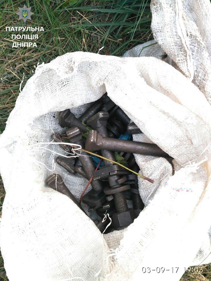 На Криворожской пятеро мужчин пытались разобрать на металлолом трамвайные пути 4