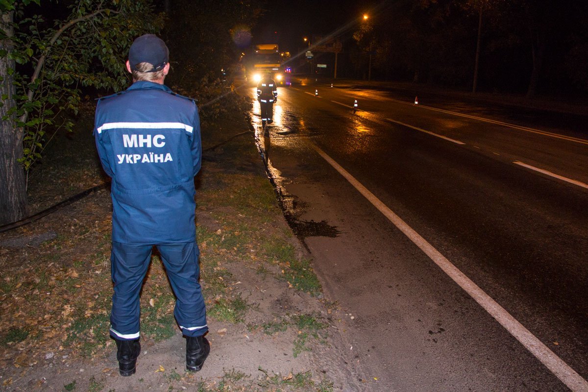 В Днепре фура наехала на открытый люк: из пробитого бензобака вылилось 300 литров топлива 4