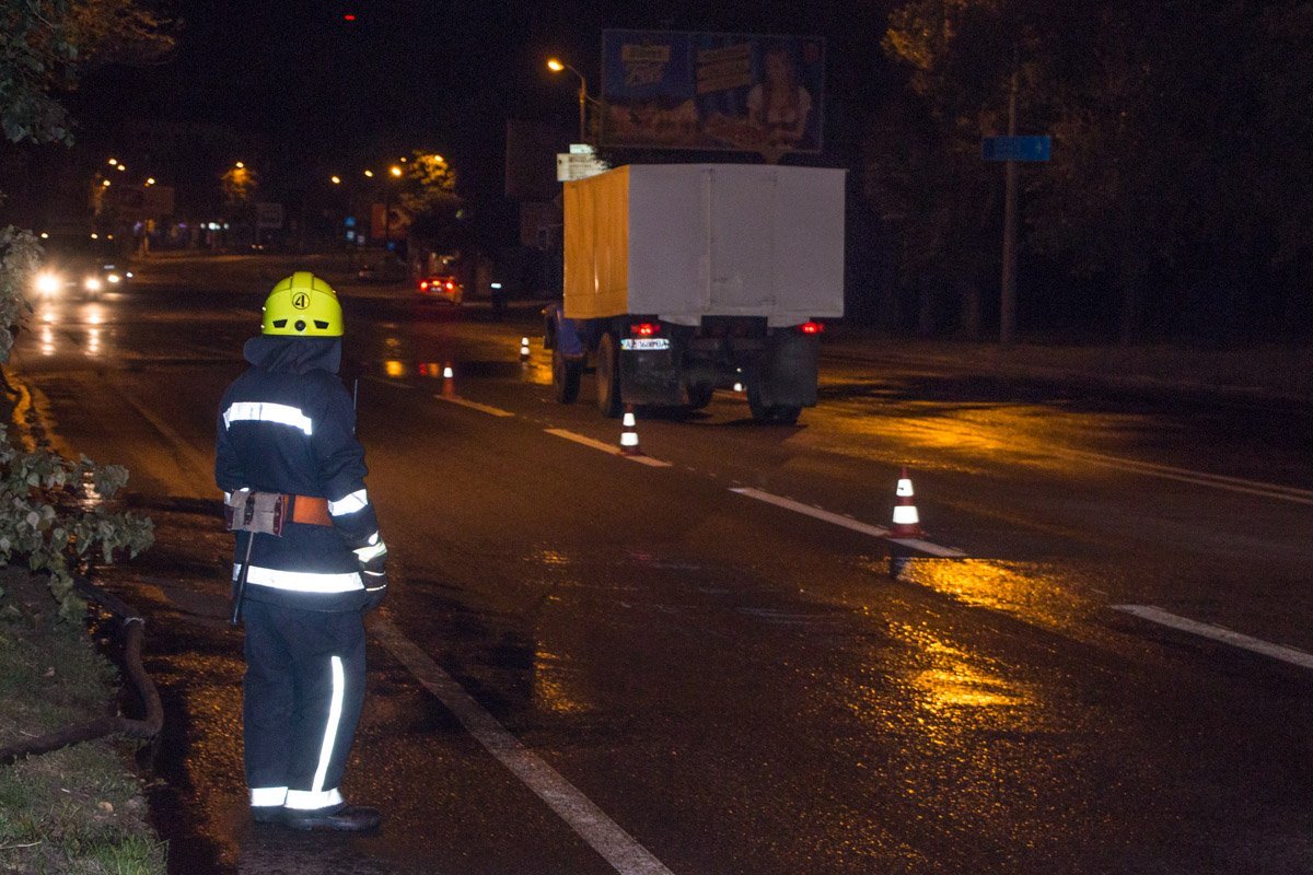 В Днепре фура наехала на открытый люк: из пробитого бензобака вылилось 300  литров топлива