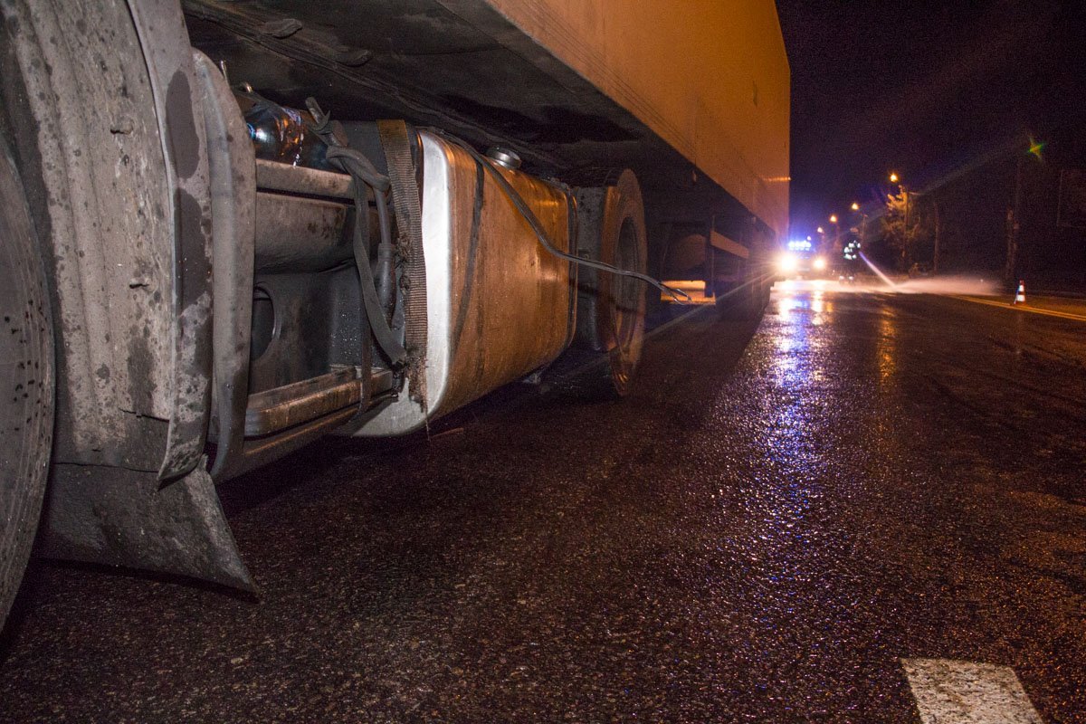 В Днепре фура наехала на открытый люк: из пробитого бензобака вылилось 300 литров топлива 7