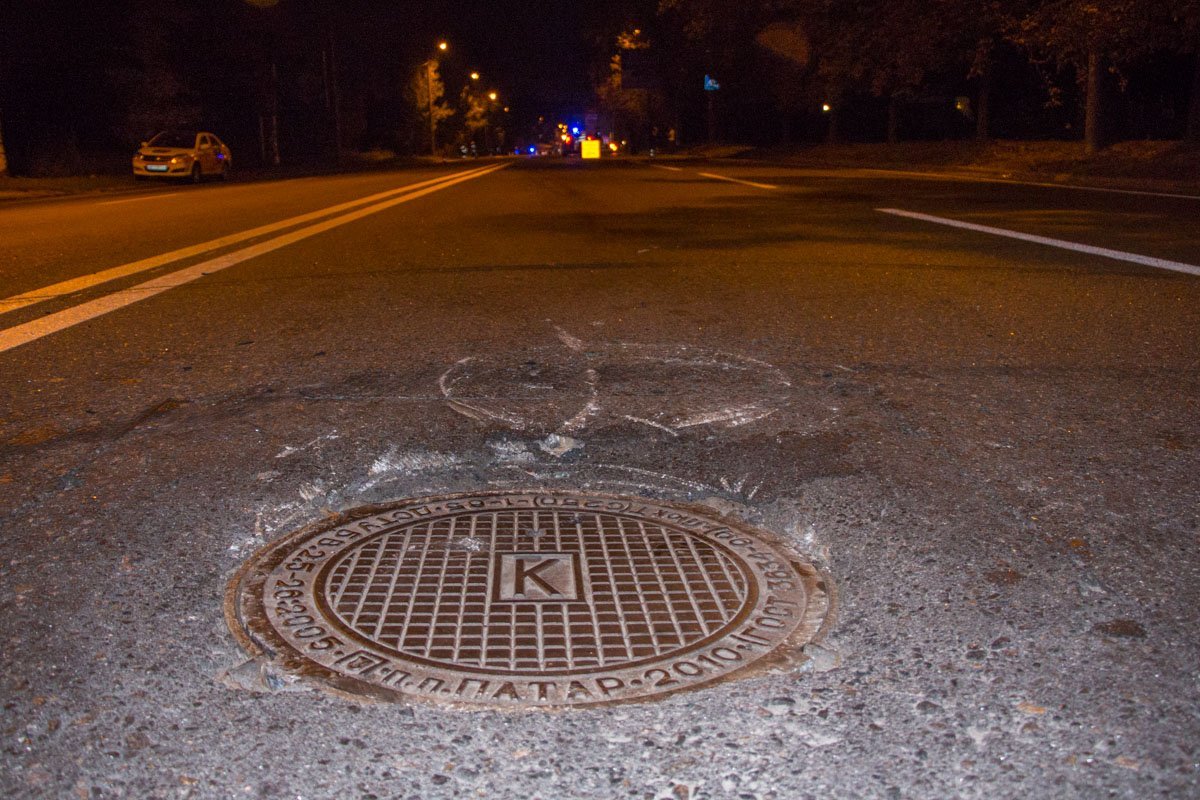 В Днепре фура наехала на открытый люк: из пробитого бензобака вылилось 300 литров топлива 8