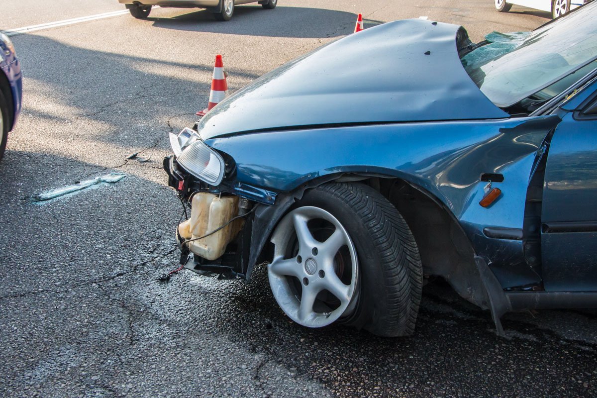 На набережной Honda врезалась в столб: есть пострадавший 1