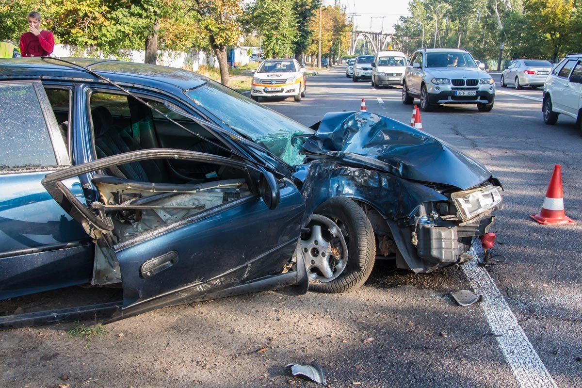 На набережной Honda врезалась в столб: есть пострадавший 2