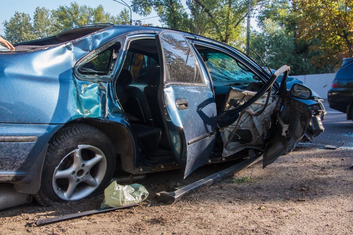 На набережной Honda врезалась в столб: есть пострадавший 4