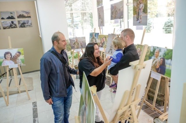 У ДніпроОДА презентували світлини закоханих АТОвців 4