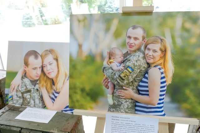 У ДніпроОДА презентували світлини закоханих АТОвців 5