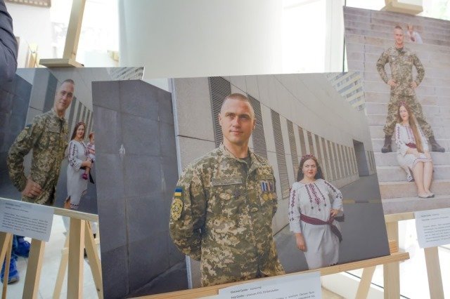 У ДніпроОДА презентували світлини закоханих АТОвців 6