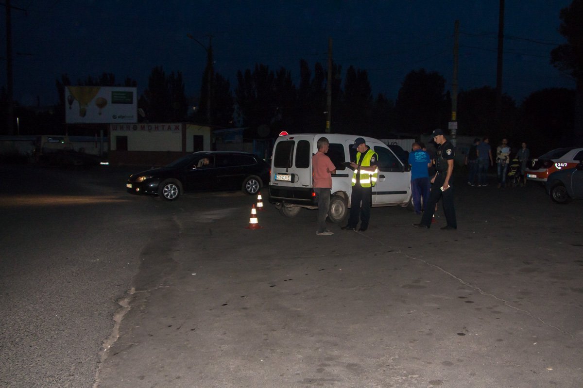 На Паникахи Renault наехал на девушку 1