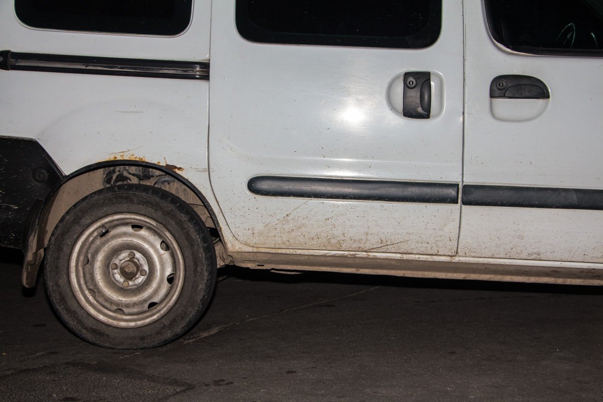 На Паникахи Renault наехал на девушку 2