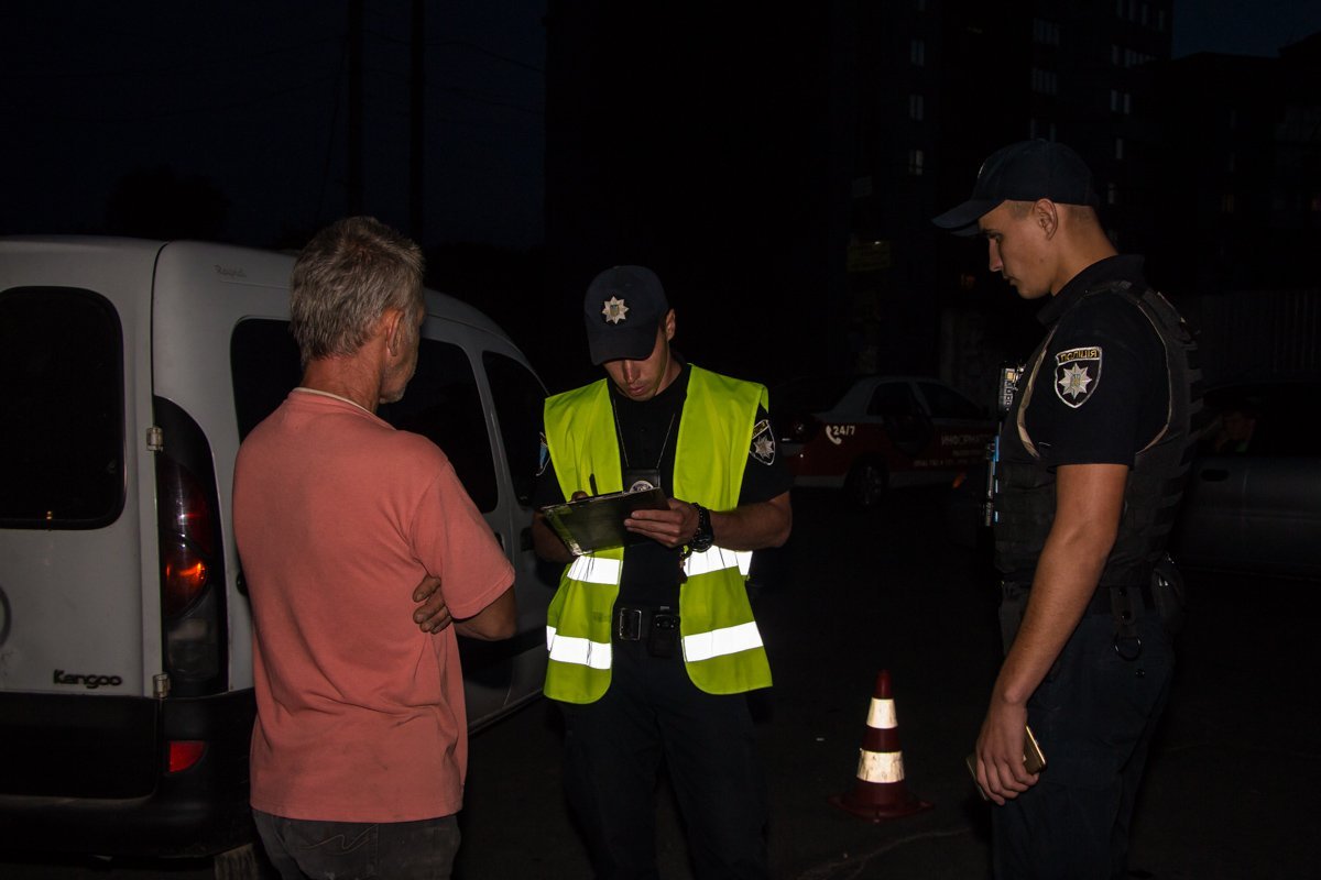 На Паникахи Renault наехал на девушку 3