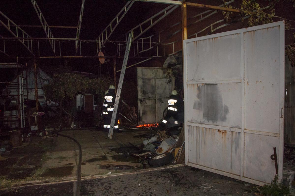 В Днепре ликвидировали пожар в гараже 1