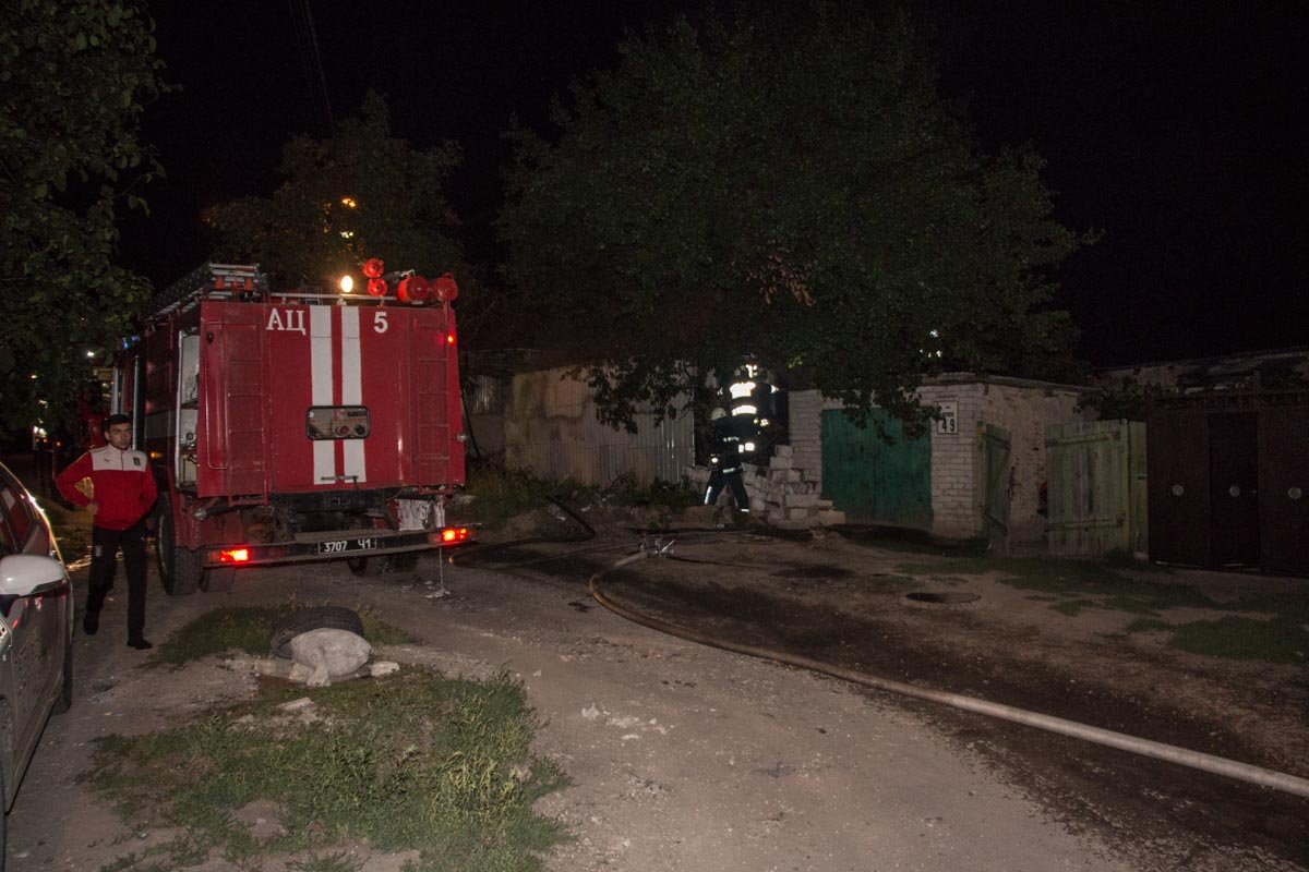 В Днепре ликвидировали пожар в гараже 2
