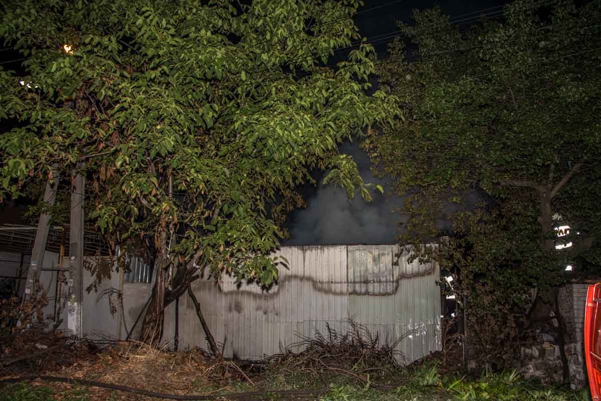В Днепре ликвидировали пожар в гараже 3