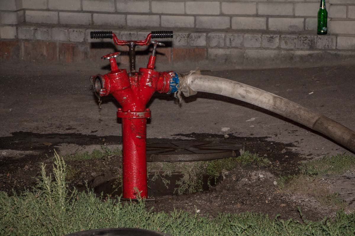 В Днепре ликвидировали пожар в гараже 4