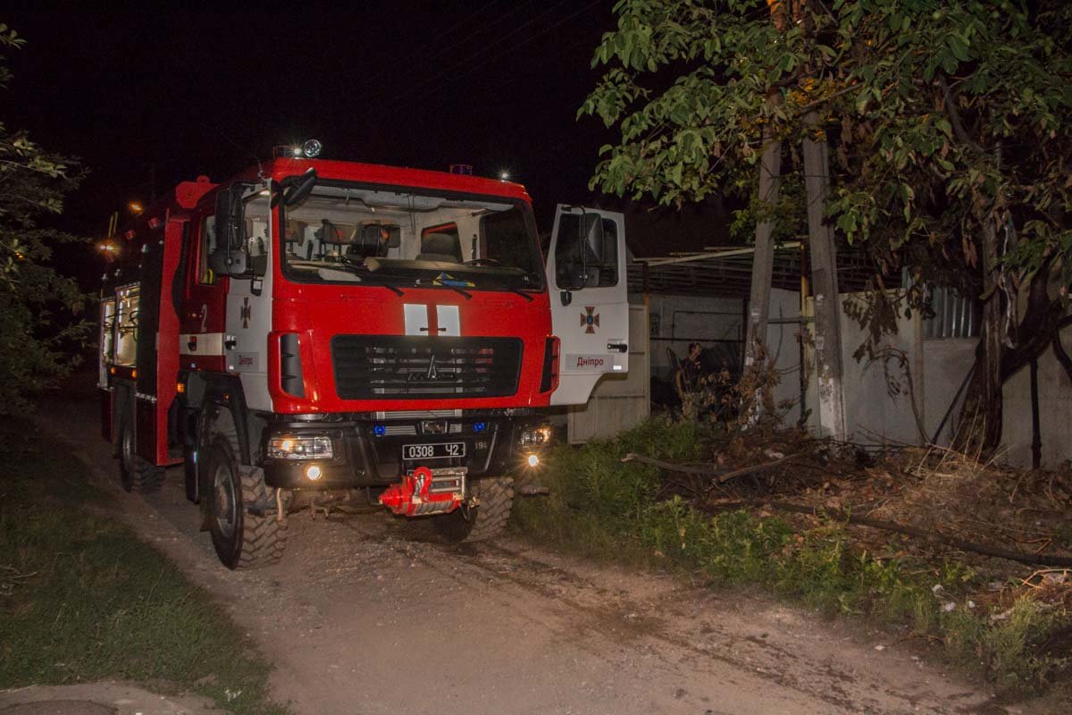 В Днепре ликвидировали пожар в гараже 6