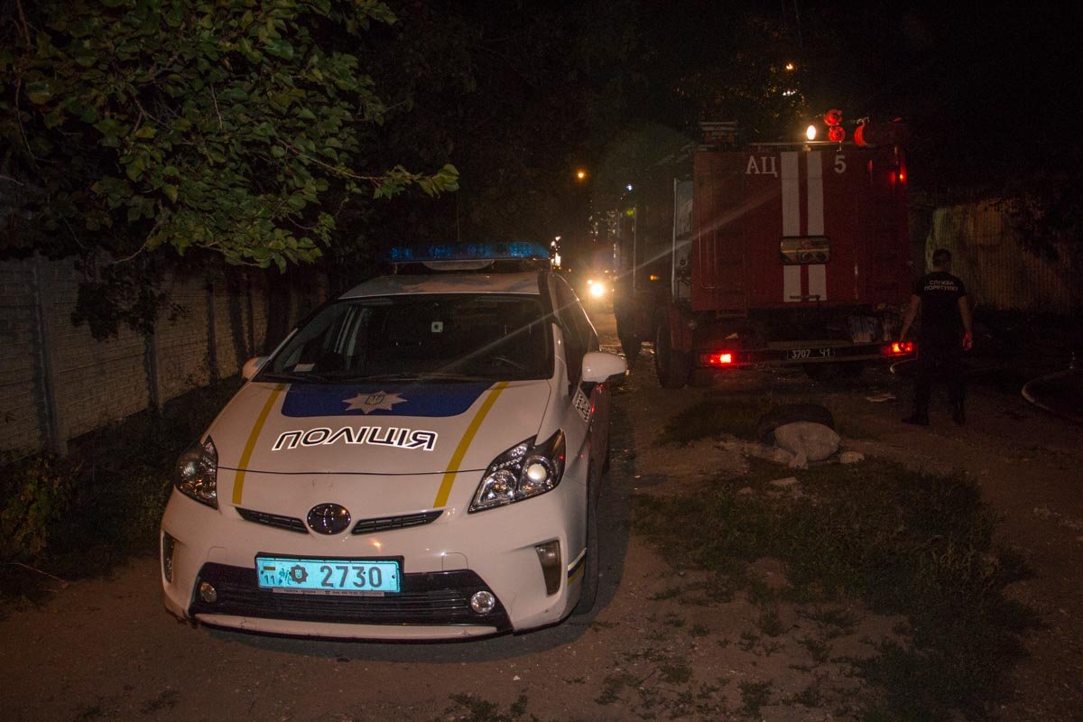 В Днепре ликвидировали пожар в гараже 8