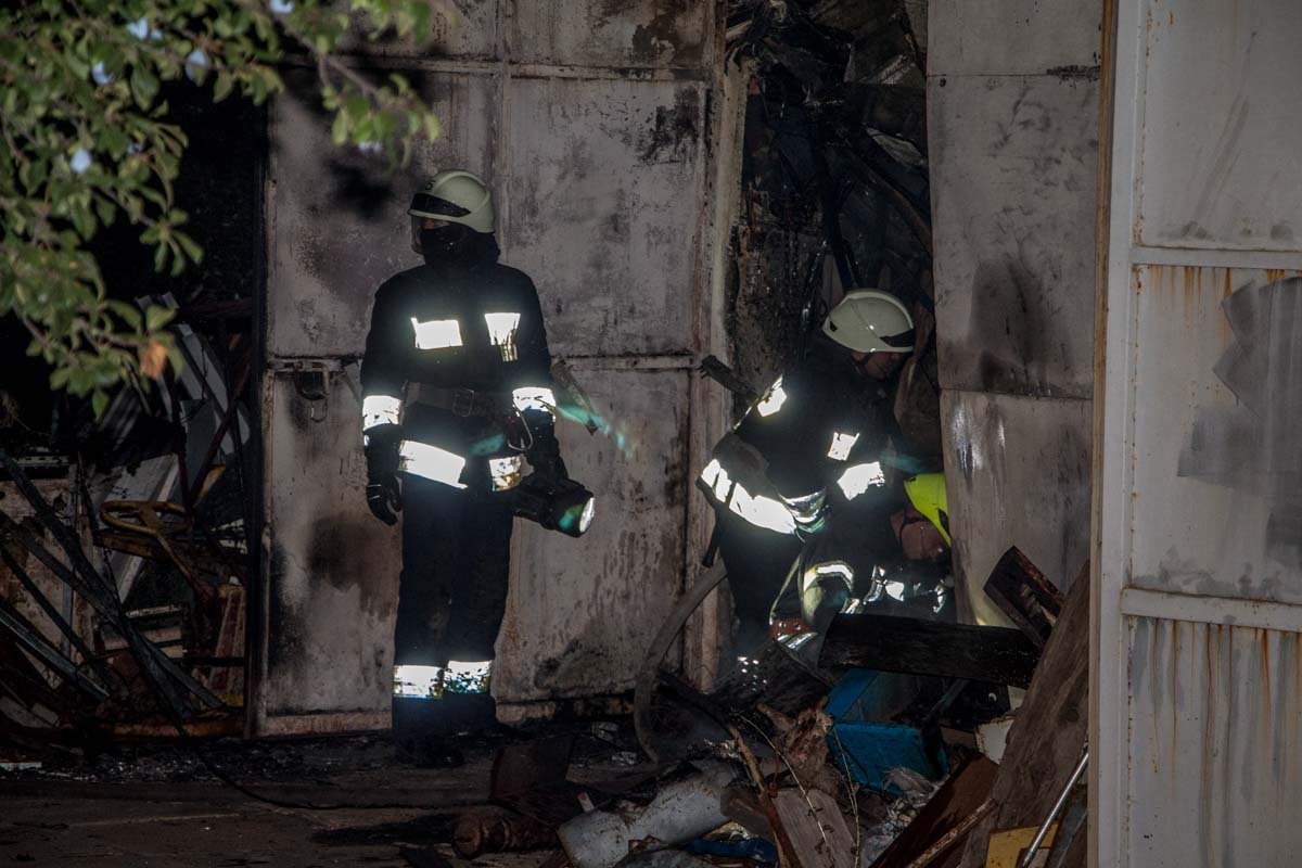 В Днепре ликвидировали пожар в гараже 9