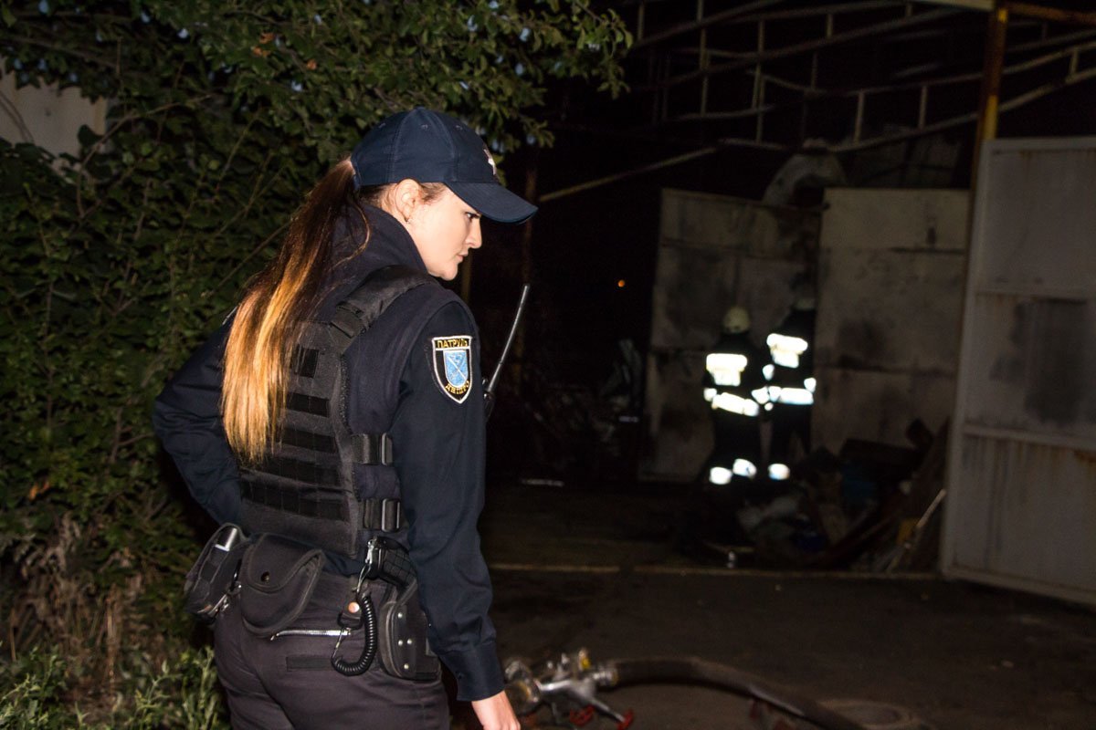 В Днепре ликвидировали пожар в гараже 10